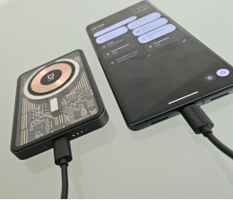 mobile Devices Powerbank für Smartphone und Apple Watch mit integriertem Standfuß  - News, Bild 1