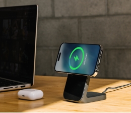 Produktvorstellung Metallkörper und Glasoberfläche: Nomad-Halterung lädt Smartphones induktiv - News, Bild 1