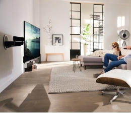 TV Motorisierte Wandhalterung von Vogel’s mit Soundbar und Subwoofer - App-Steuerung - News, Bild 1