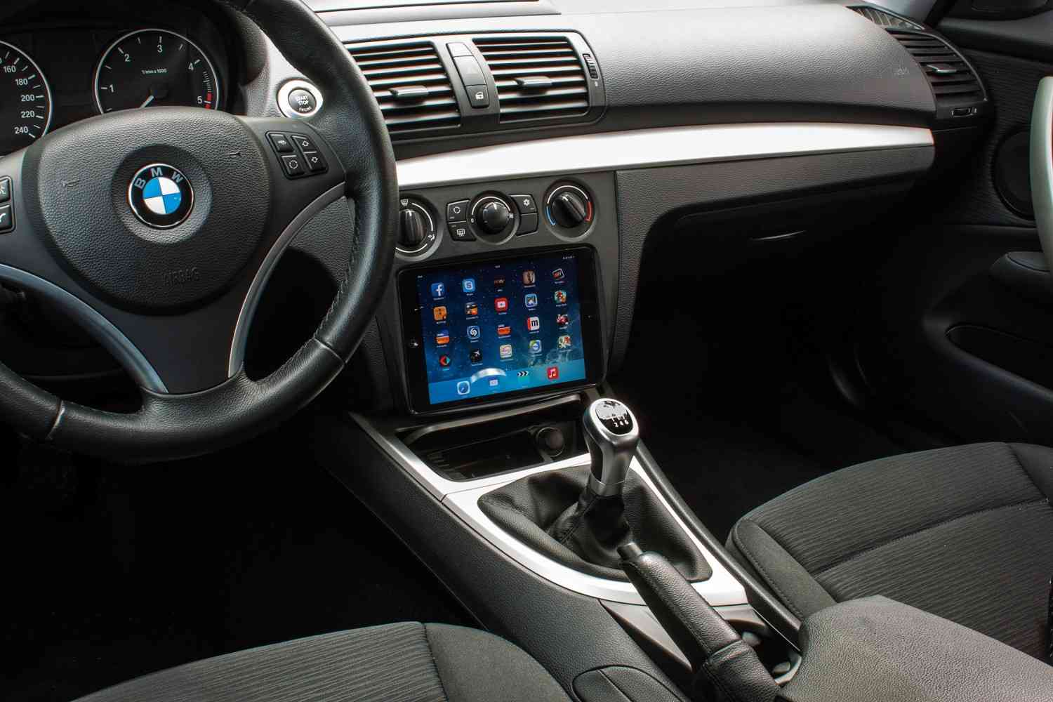 Car-Hifi sonstiges Baseline Einbaublende f&uuml;r iPad im Test, Bild 1